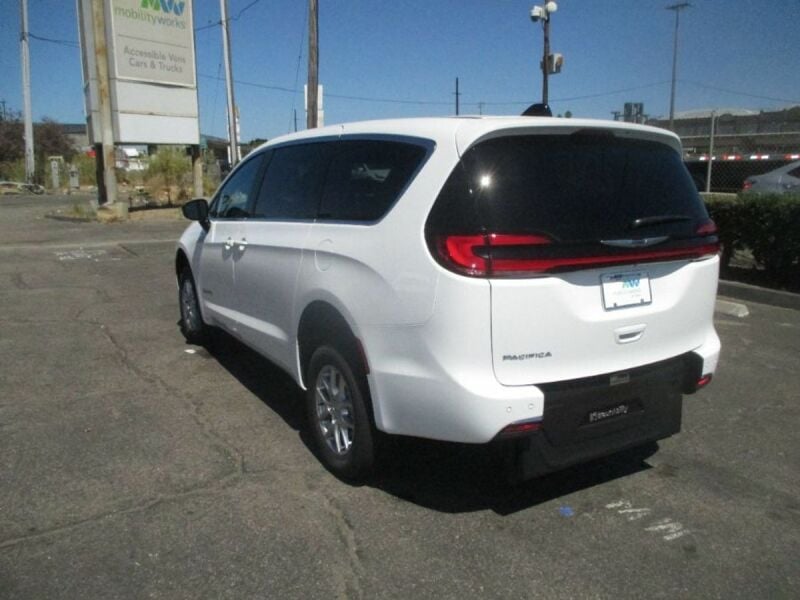 2024 Chrysler Pacifica