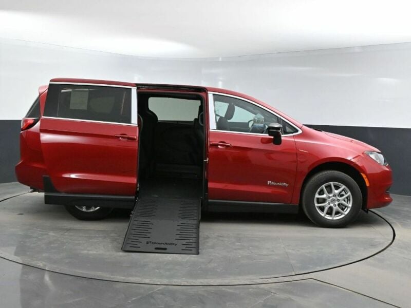 2025 Chrysler Voyager